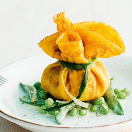 Crêpe-Säckchen auf Erbsen-Kokos-Ragout Crêpe-Säckchen auf Erbsen-Kokos-Ragout