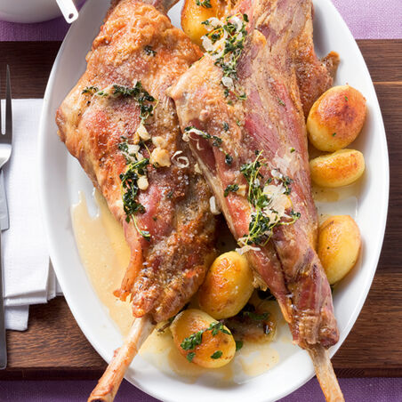 Zickleinkeule mit Majorankartoffeln und Ratatouille Zickleinkeule mit Majorankartoffeln und Ratatouille
