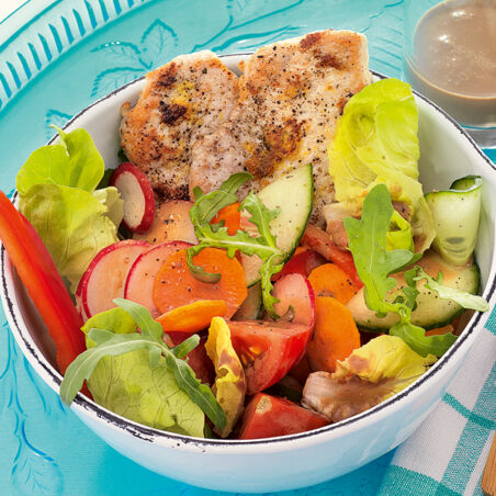 Salatteller mit Zitronenschnitzelchen Salatteller mit Zitronenschnitzelchen