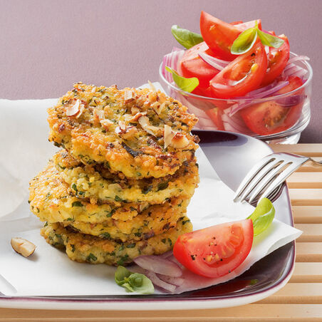 Hirsepuffer mit Tomatensalat Hirsepuffer mit Tomatensalat