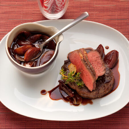 Schalotten-Balsamico-Sauce zu gebratenem Rinderfilet Schalotten-Balsamico-Sauce zu gebratenem Rinderfilet