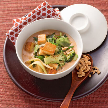 Erdnusssauce zu gebratenem Brokkoli und Tofu Erdnusssauce zu gebratenem Brokkoli und Tofu