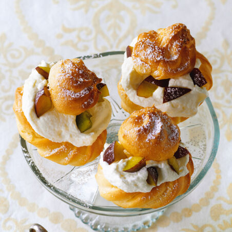 Windbeutel mit Mandelsahne und Pflaumen Windbeutel mit Mandelsahne und Pflaumen