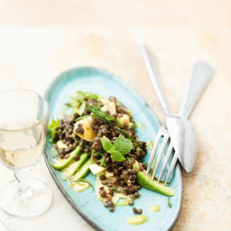 Avocado-Apfel-Salat mit grünen Linsen, Chili und Minze Avocado-Apfel-Salat mit grünen Linsen, Chili und Minze
