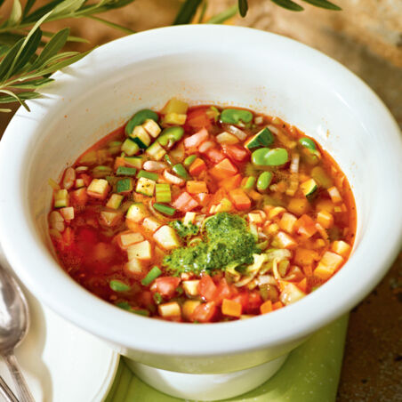 Gemüsesuppe mit Basilikumpaste Gemüsesuppe mit Basilikumpaste