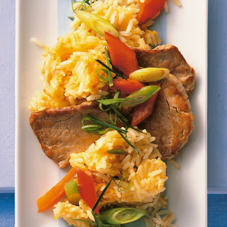 Gebratener Reis mit Schweinefilet und Kräutern Gebratener Reis mit Schweinefilet und Kräutern