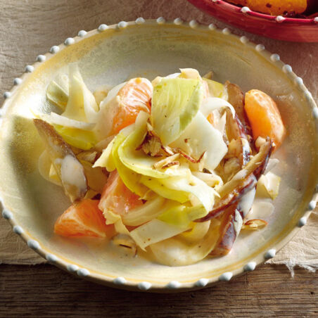 Chicoréesalat mit Datteln Chicoréesalat mit Datteln