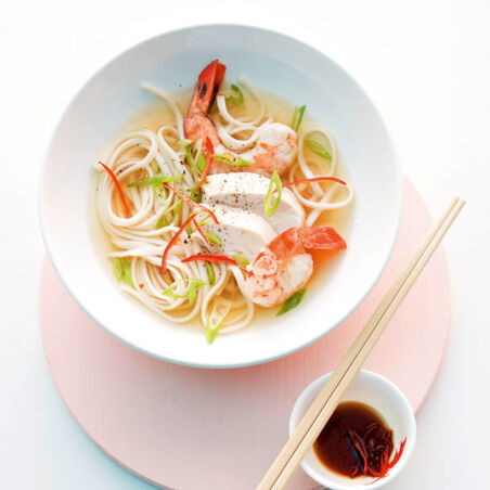 Asiatische Nudelsuppe mit Huhn und Garnelen Asiatische Nudelsuppe mit Huhn und Garnelen