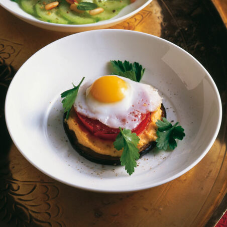 Wachteleier auf Gemüsetürmchen Wachteleier auf Gemüsetürmchen