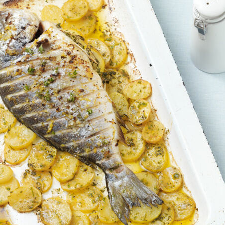 Doraden vom Blech auf Kartoffelscheiben Doraden vom Blech auf Kartoffelscheiben