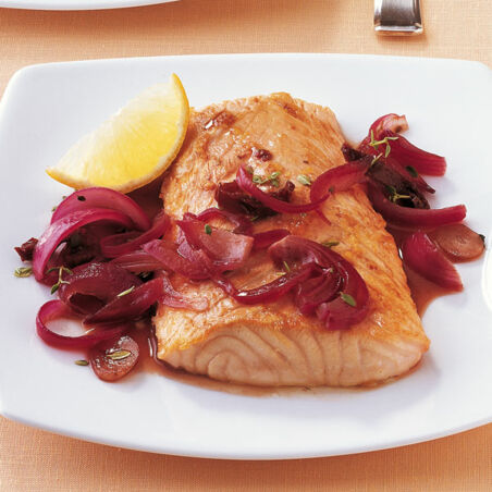 Lachsfilets mit Balsamico-Zwiebeln Lachsfilets mit Balsamico-Zwiebeln