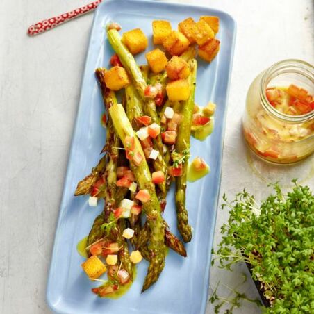 Ofen-Spargel mit Ei-Vinaigrette Ofen-Spargel mit Ei-Vinaigrette
