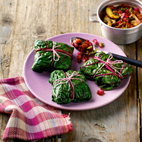 Mangoldpäckchen mit Pilzen und Tomaten Mangoldpäckchen mit Pilzen und Tomaten