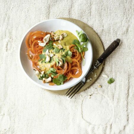 »Möhrennudeln« mit Linsen-Nuss-Sauce »Möhrennudeln« mit Linsen-Nuss-Sauce