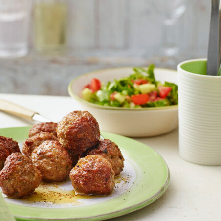 Hackbällchen mit buntem Salat Hackbällchen mit buntem Salat