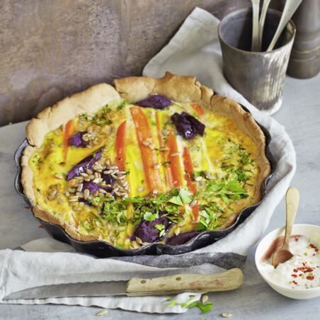 Bunte Möhren-Quiche mit Sonnenblumenkernen Bunte Möhren-Quiche mit Sonnenblumenkernen