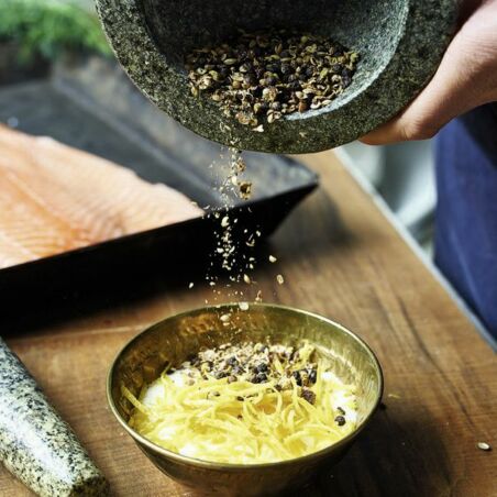 Selbst gebeizter Lachs mit Dill und Gewürzen Selbst gebeizter Lachs mit Dill und Gewürzen