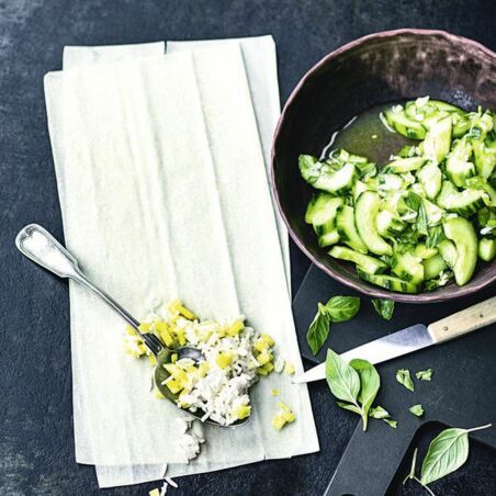Kokosreis-Röllchen mit Erdnusssauce Kokosreis-Röllchen mit Erdnusssauce