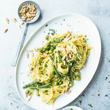 Spaghetti mit Erbsen und Minz-Gremolata Spaghetti mit Erbsen und Minz-Gremolata