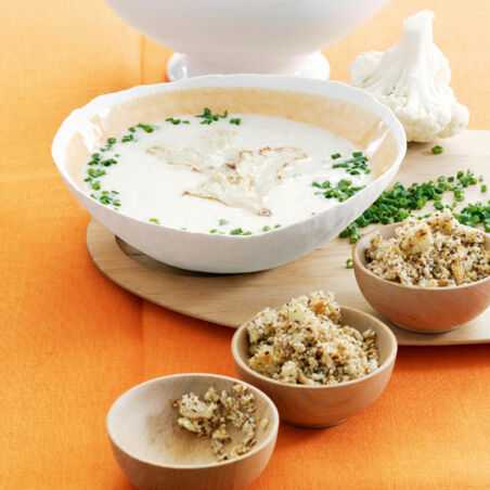 Blumenkohlcreme mit Nussbröseln Blumenkohlcreme mit Nussbröseln