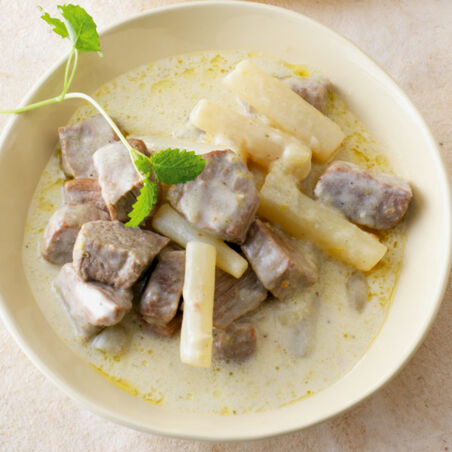 Zitrusaromatisches Kalbsgulasch mit Schwarzwurzeln Zitrusaromatisches Kalbsgulasch mit Schwarzwurzeln