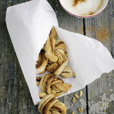 Vegane Zimtschnecken mit Kardamom und Mandeln Vegane Zimtschnecken mit Kardamom und Mandeln