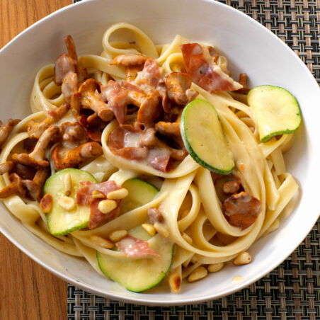 Zucchini und Pfifferlinge mit Bandnudeln Zucchini und Pfifferlinge mit Bandnudeln