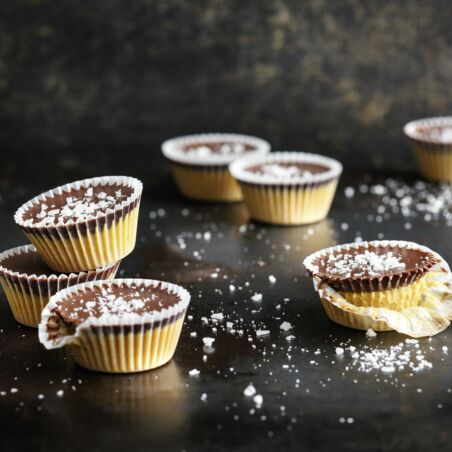Peanutbutter-Cups mit Salzflocken Peanutbutter-Cups mit Salzflocken