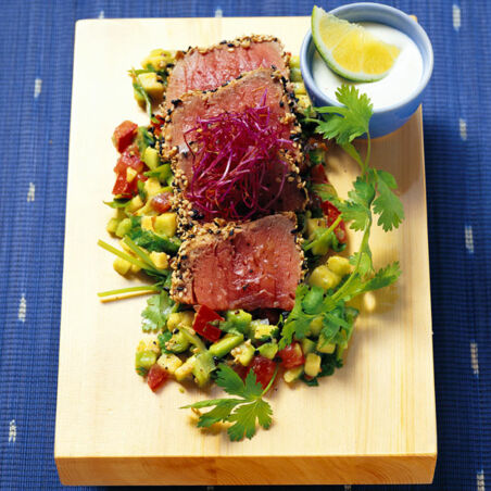 Thunfisch »schwarzweiß« mit Avocado und Sprossen Thunfisch »schwarzweiß« mit Avocado und Sprossen