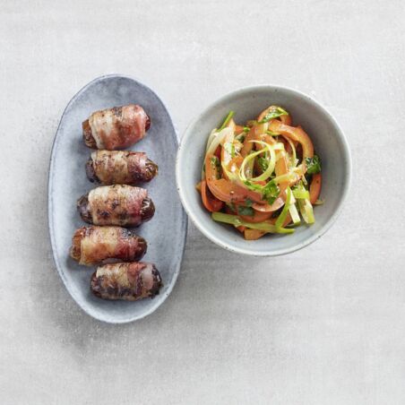 Speckdatteln mit Paprikasalat Speckdatteln mit Paprikasalat