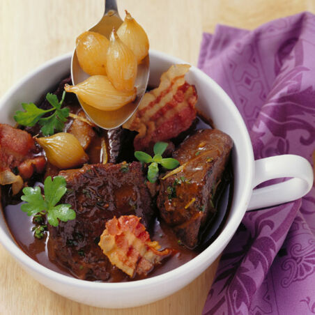 Rinderschmortopf mit Perlzwiebeln, Majoran und Zitrone Rinderschmortopf mit Perlzwiebeln, Majoran und Zitrone