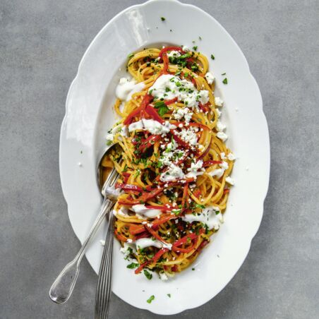 Türkische Nudeln mit Paprika und Joghurt Türkische Nudeln mit Paprika und Joghurt