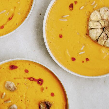 Kürbissuppe mit Paprika und Harissa-Öl Kürbissuppe mit Paprika und Harissa-Öl