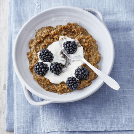 Øllebrød mit Schmand und Beeren Øllebrød mit Schmand und Beeren