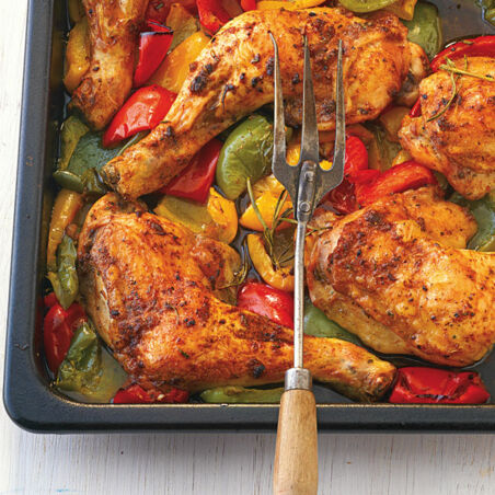 Hähnchenkeulen auf Paprikagemüse Hähnchenkeulen auf Paprikagemüse