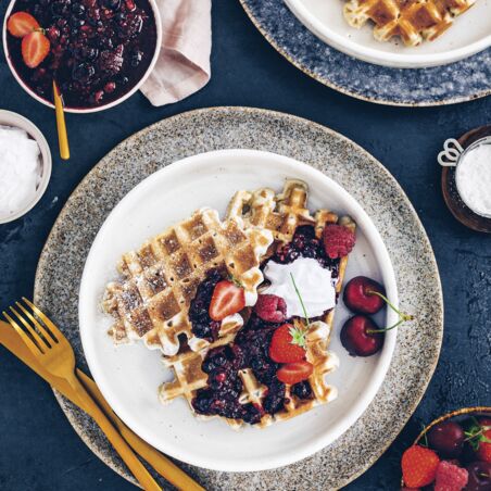 Waffeln mit Beeren-Chia-Kompott Waffeln mit Beeren-Chia-Kompott