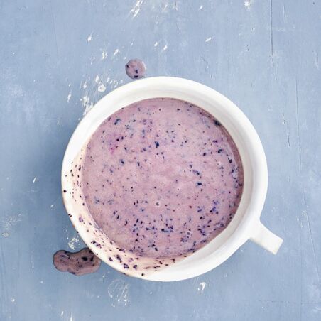 Frühstücks-Drink mit Beeren und Banane Frühstücks-Drink mit Beeren und Banane