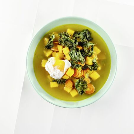 Golden Veggie-Soup mit Grünkohlchips Golden Veggie-Soup mit Grünkohlchips