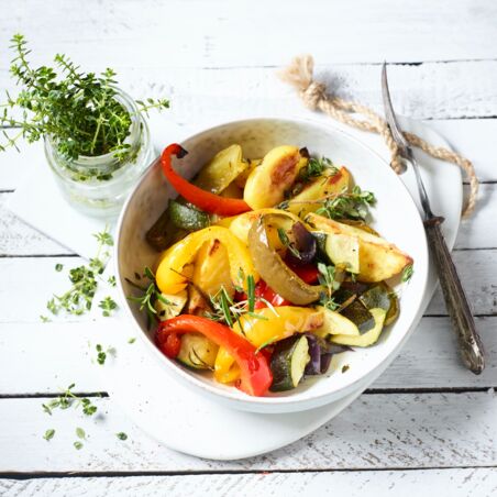 Paprika, Zucchini, Aubergine, Kartoffeln vom Backblech serviert in Schüssel - Buntes Ofengemüse Buntes Ofengemüse