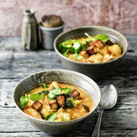 Brokkoli-Kürbis-Curry mit Thai-Basilikum Brokkoli-Kürbis-Curry mit Thai-Basilikum