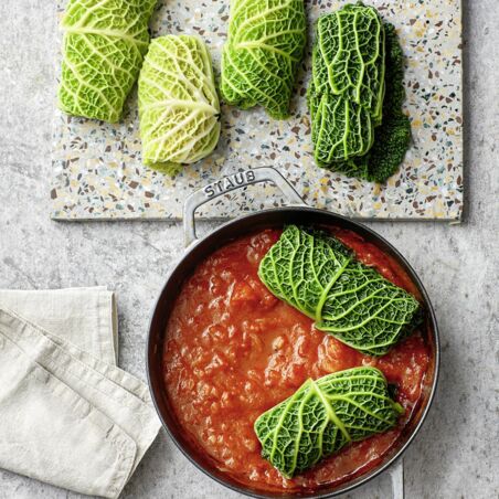 Wirsing-Päckchen mit Tomatensugo Wirsing-Päckchen mit Tomatensugo