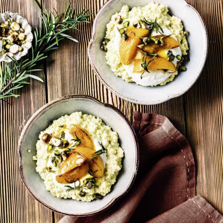 Hirse-Porridge mit gedünstetem Pfirsich Hirse-Porridge mit gedünstetem Pfirsich