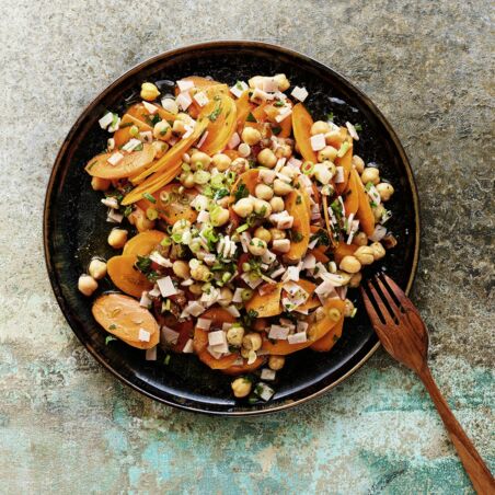 Kichererbsen-Möhren-Salat mit Putenbrust Kichererbsen-Möhren-Salat mit Putenbrust