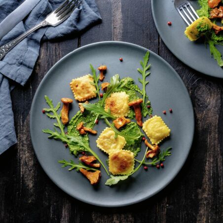 Pastinaken-Ravioli mit Rucolapesto und Pfifferlingen Pastinaken-Ravioli mit Rucolapesto und Pfifferlingen