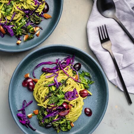 Spaghetti mit Schwarz- und Rotkohl, Petersilien-Mandel-Creme und Trauben Spaghetti mit Schwarz- und Rotkohl, Petersilien-Mandel-Creme und Trauben