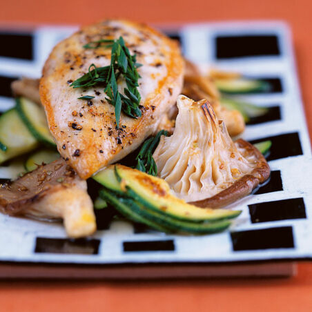 Hähnchenschnitzel mit Zucchini und Austernpilzen Hähnchenschnitzel mit Zucchini und Austernpilzen