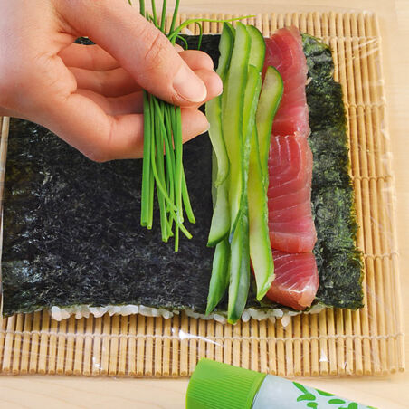 Regenbogen-Sushi mit Lachs und Thunfisch Regenbogen-Sushi mit Lachs und Thunfisch