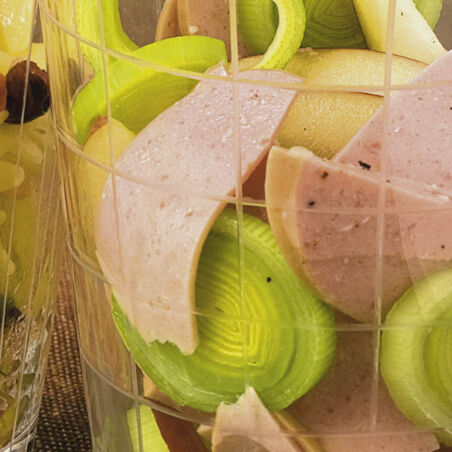 Wurstsalat mit Lauch und Äpfeln Wurstsalat mit Lauch und Äpfeln