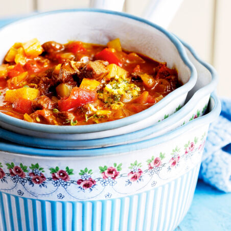 Ungarische Gulaschsuppe mit Gewürzbutter Ungarische Gulaschsuppe mit Gewürzbutter
