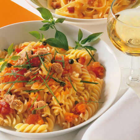 Nudeln mit Tunfisch-Gemüse-Sauce Nudeln mit Tunfisch-Gemüse-Sauce